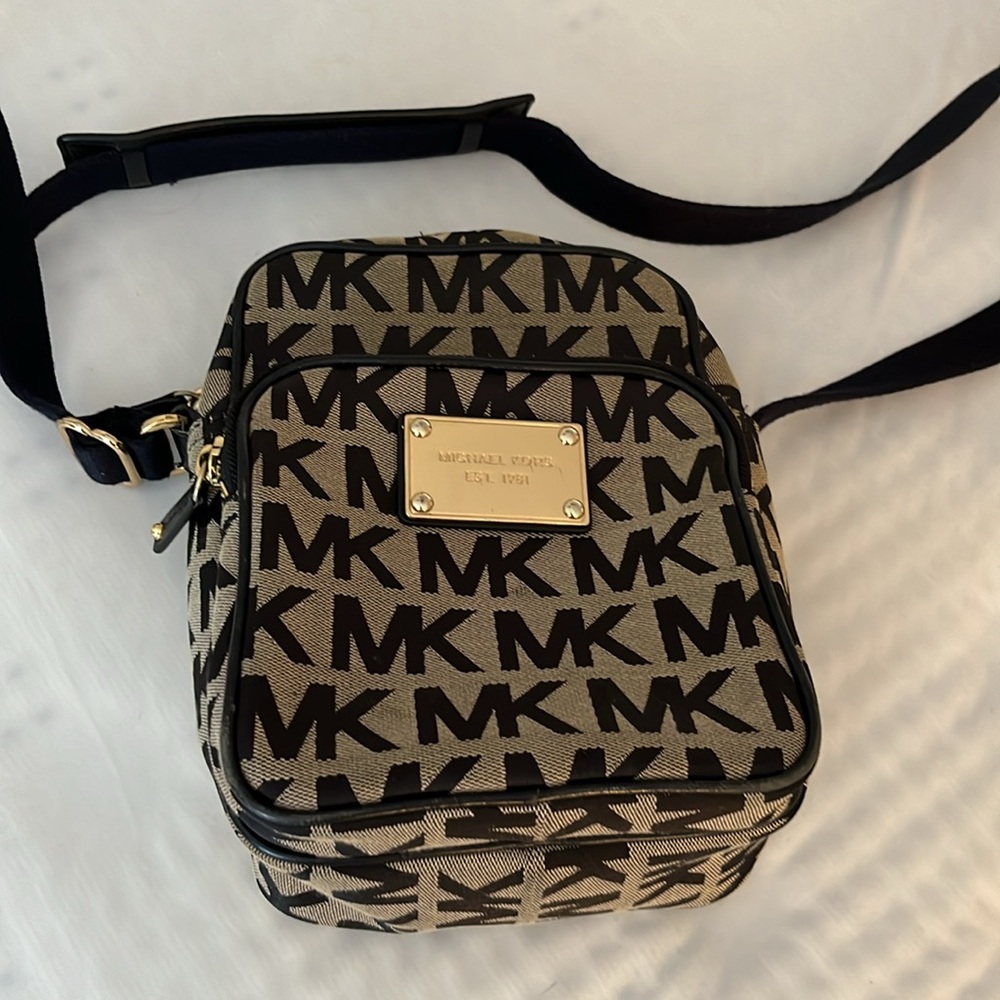 Michael Kors Flight bag establish 1981 Crossbody